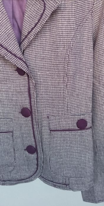Casaco muito elegante tipo blazer, em branco e roxo/lilás - tamanho L