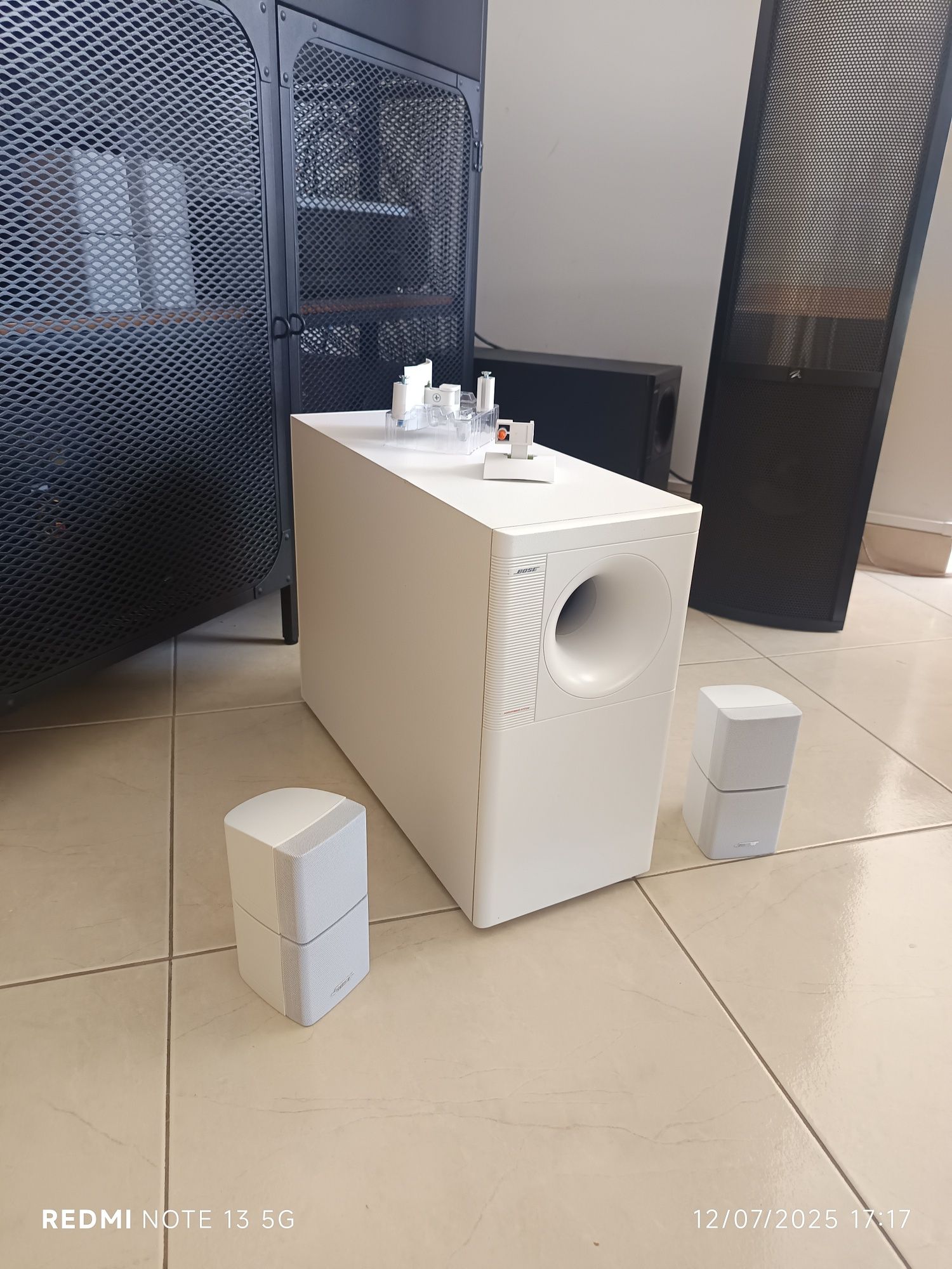Bose Acoustimass 5 serie III com suportes UB20