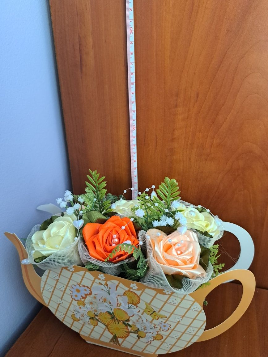 Kompozycje róże wieczne czajniczki- prezent na każdą okazję