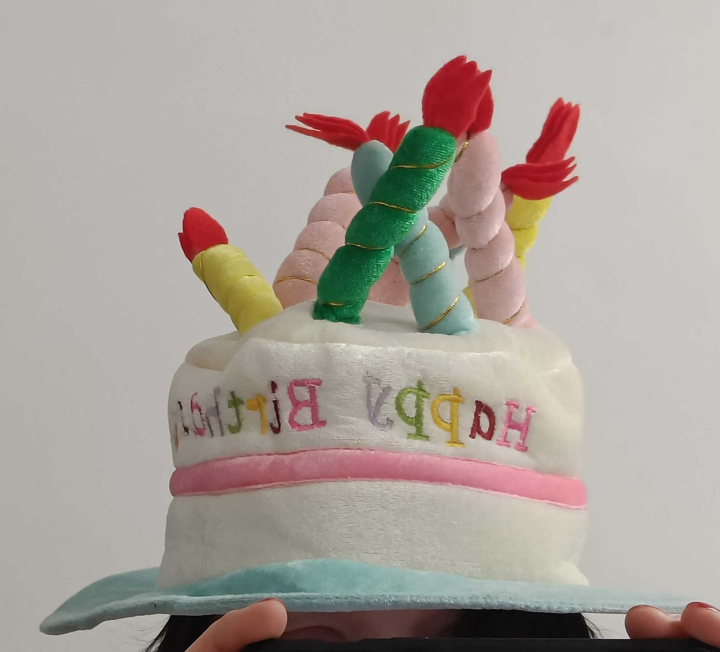 Zabawny kapelusz urodzinowy Happy Birthday - ze świecami