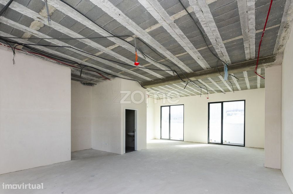Loja nova para arrendamento em V.N. Famalicão