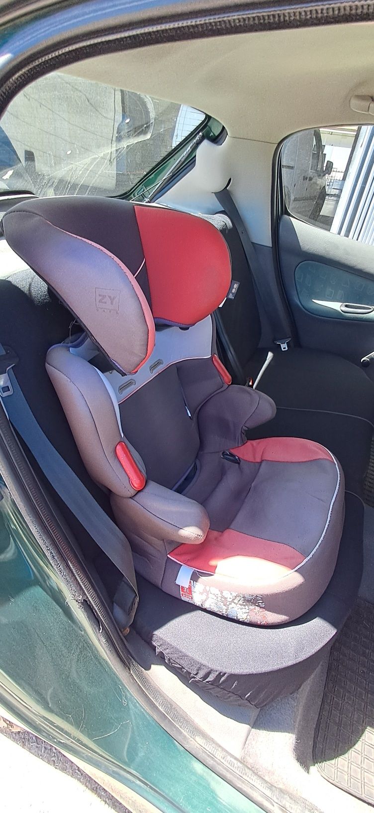 Cadeira auto cinzenta e vermelha