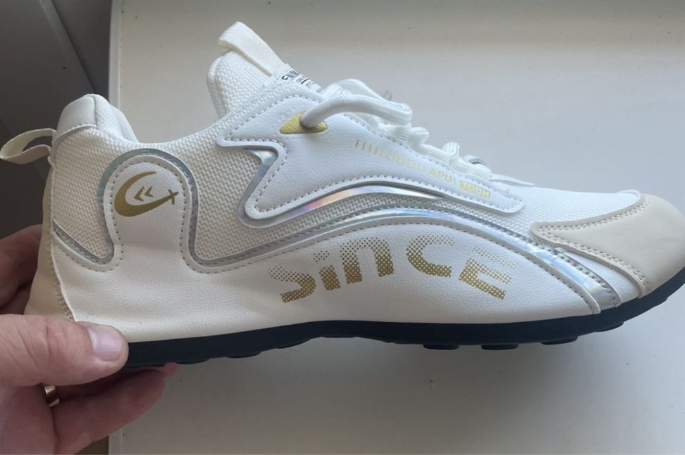 Кросівки нові з натуральної шкіри. Дуже зручні та гарної якості.