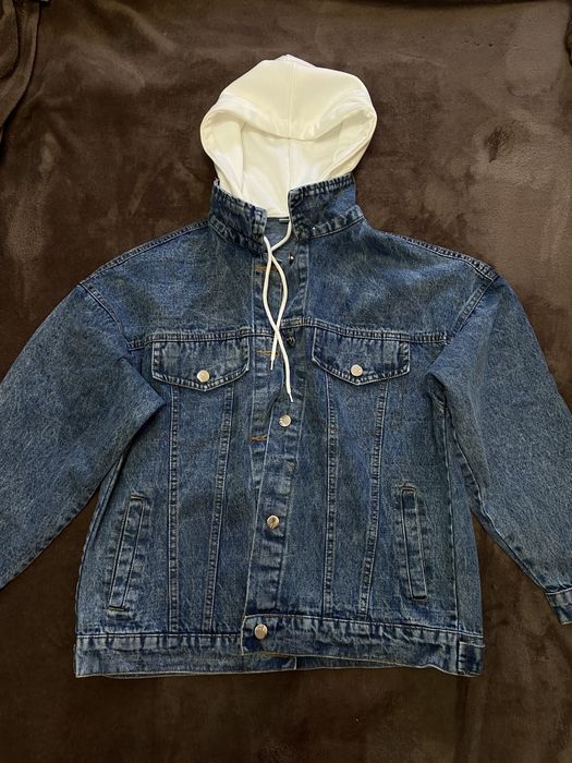 Джинсова куртка з капішоном