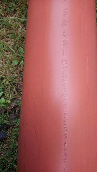 Rura kanalizacyjna fi 160 mm - długość 2 m i inne kształtki.