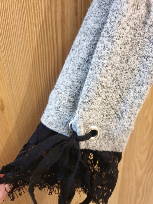 Szary sweterek damski Orsay z ozdobnymi rękawami koronka