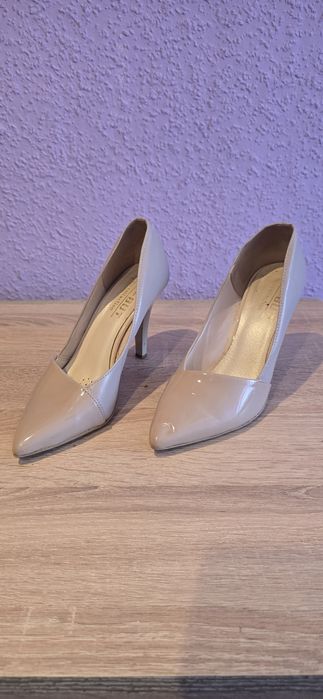 Buty na obcasie kremowe