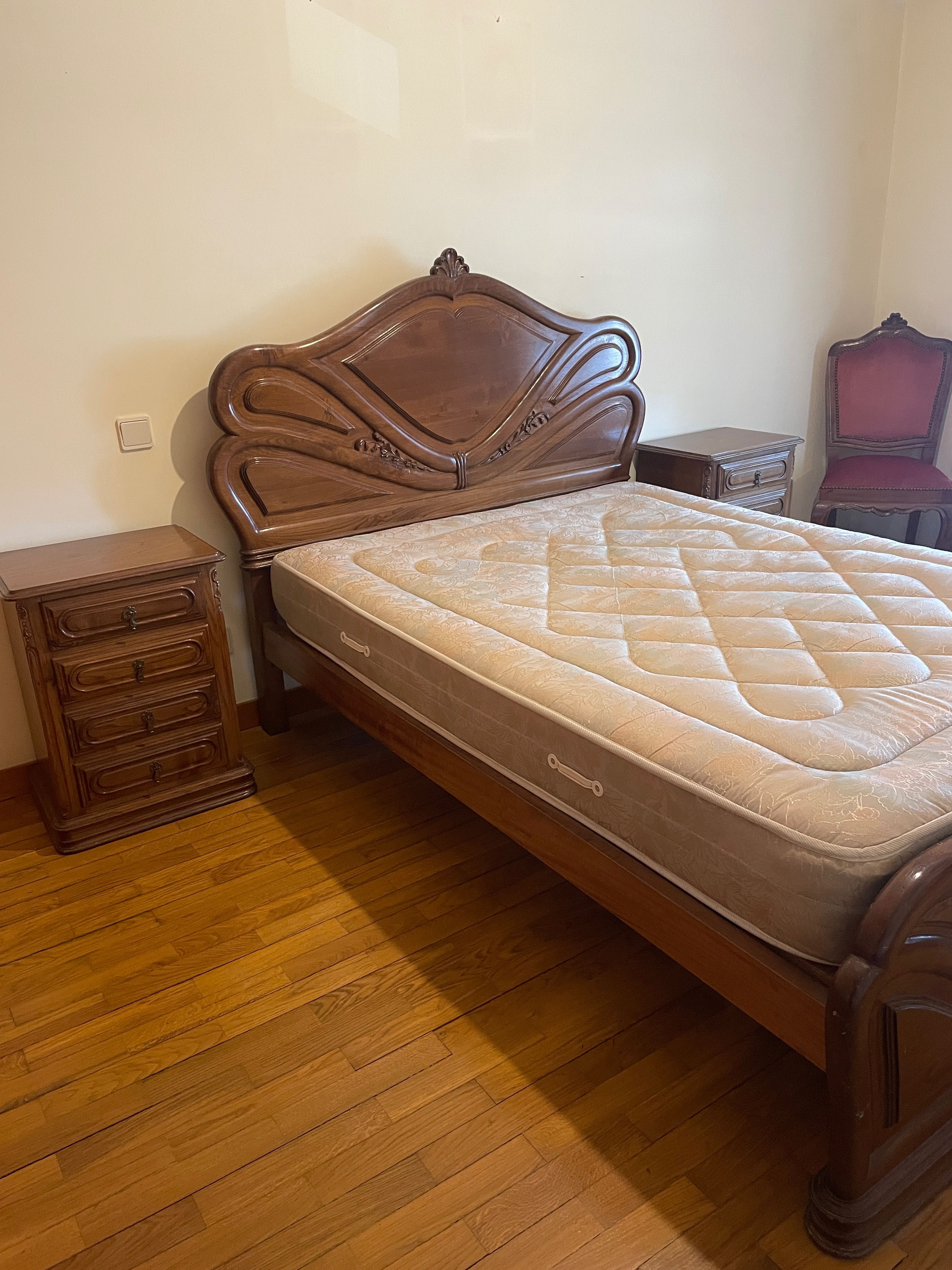 Cama de casal trabalhada em madeira
