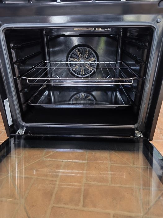 Forno de Encastrar BEKO Multifunções. Estado Novo. Torres Vedras.