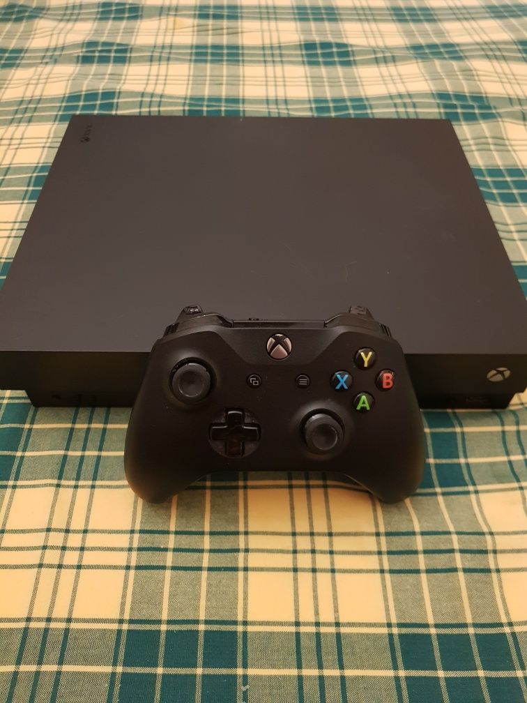 XBOX ONE X 1TB + 2 comandos + 4 jogos