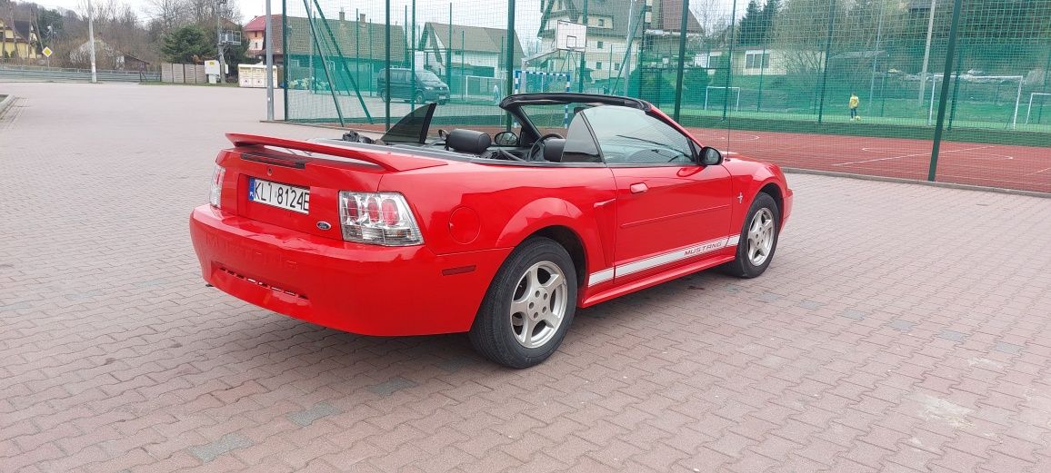 Ford mustang  cabrio z silnikiem 3.9 v6