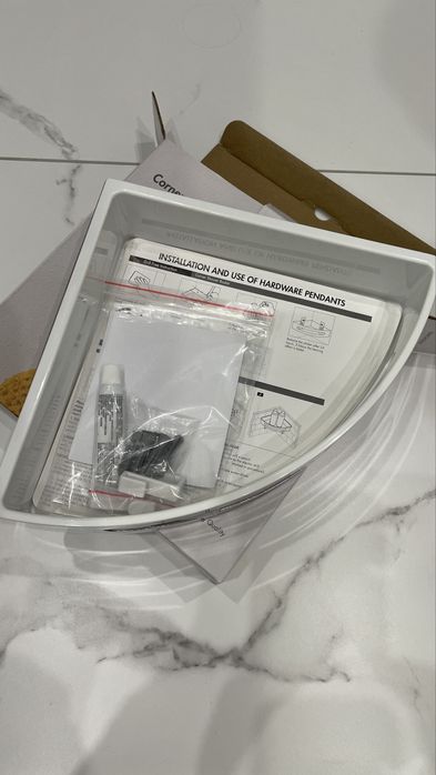 Металева вуглова поличка для ванноі кімнати