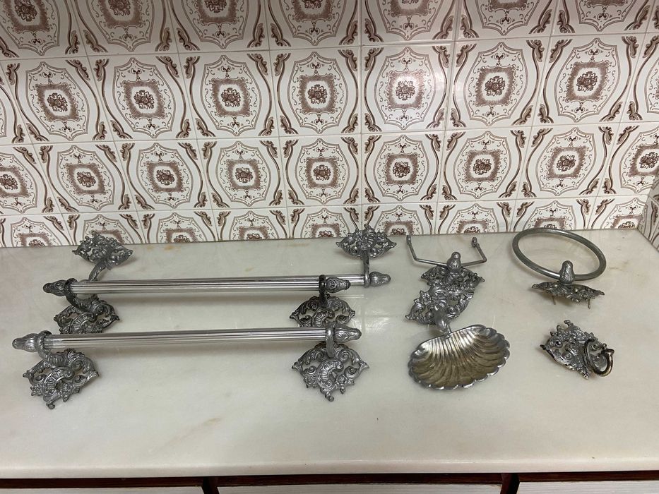 Lindíssimo conjunto antigo de acessórios de casa de banho
