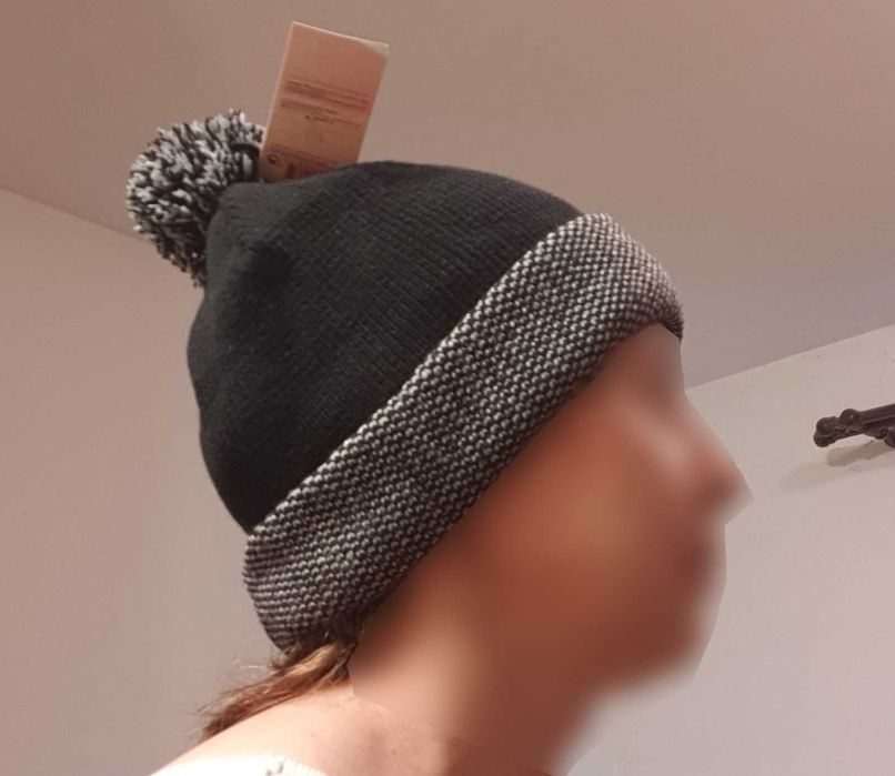 Czapka czarna z ozdobą w kratkę i pomponem