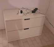 Vendo comoda com duas gavetas