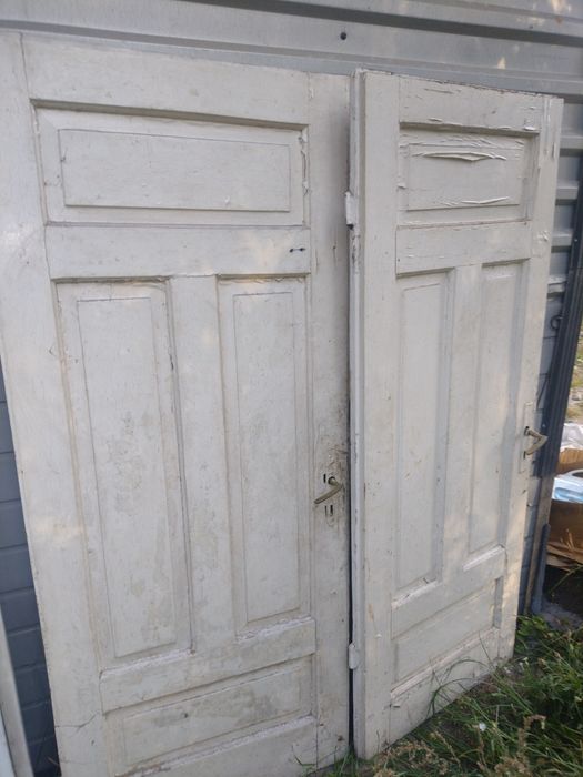 Drzwi drewniane bardzo stare z klamką mosiądz antyk staroc zabytek lux