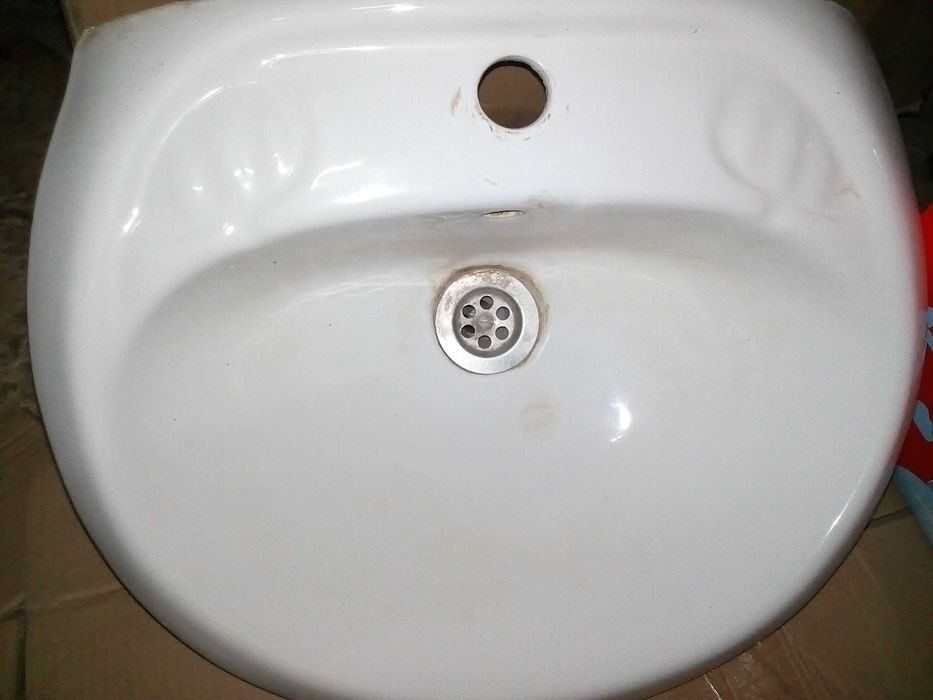 раковина (умывальник) подвесная для ванной комнаты (б/у) на дачу