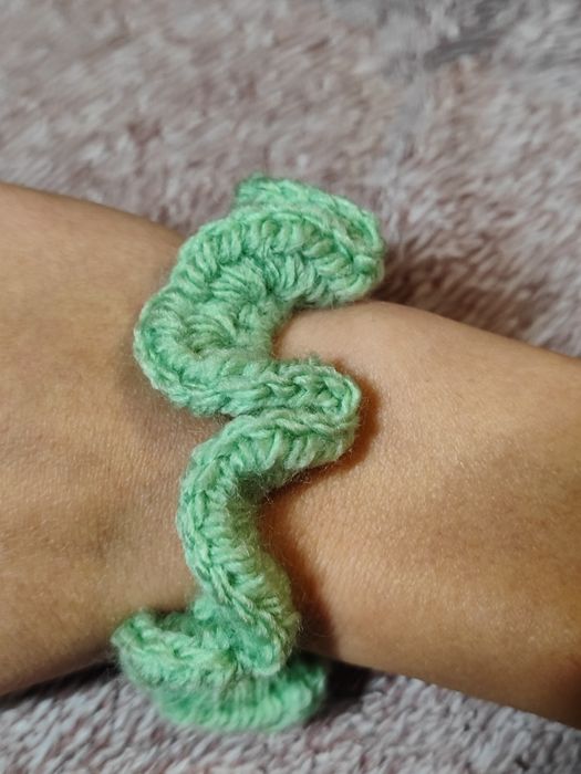 Zielona jasna gumka scrunchie ręcznie robiona na szydełku handmade