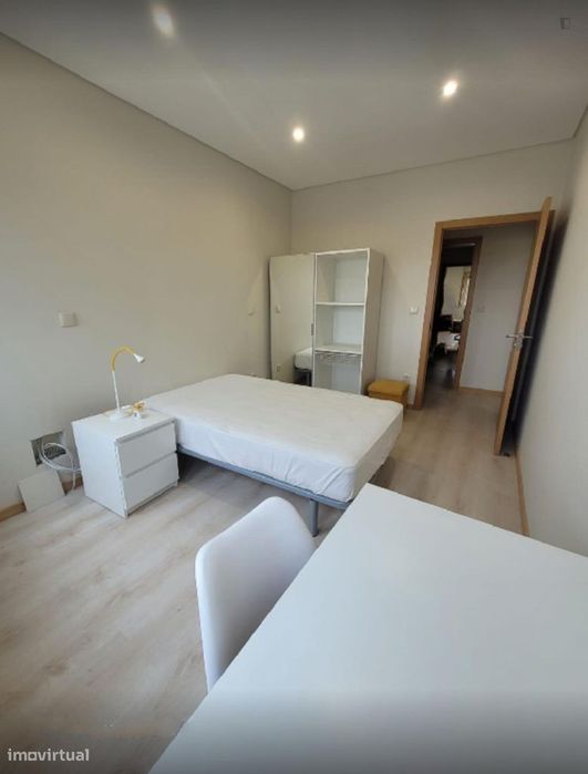 806452 - Quarto com cama de casal em...