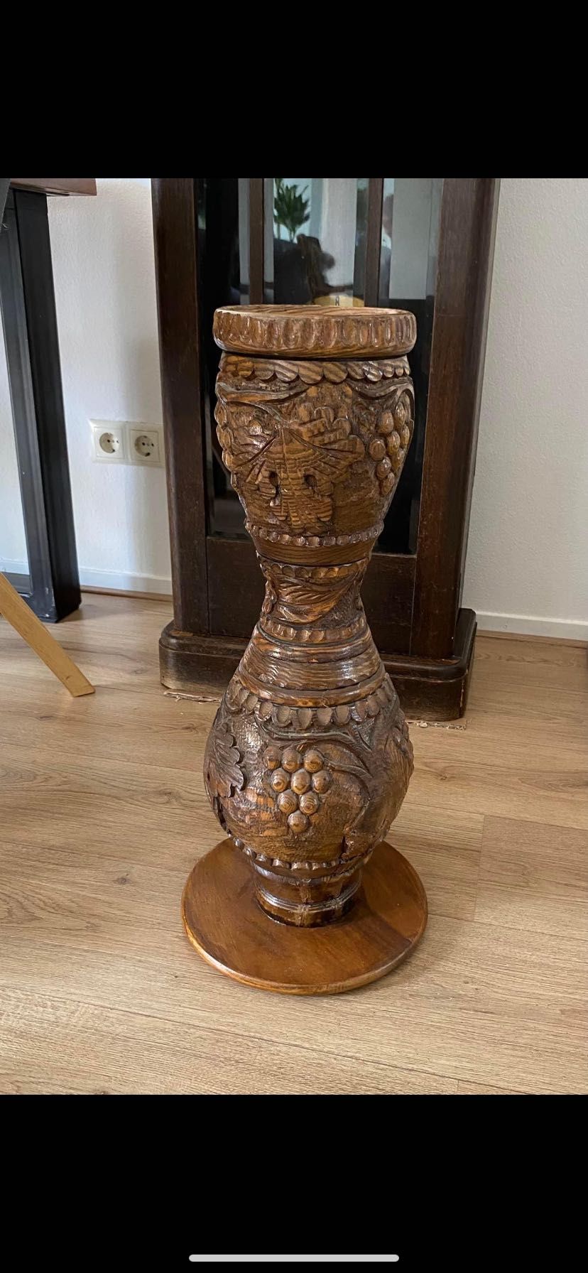 Stary ślicznie rzeźbiony wazon starocie