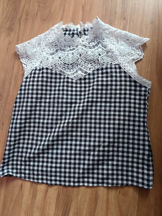 Bluzka w kratkę z ozdobną koronką