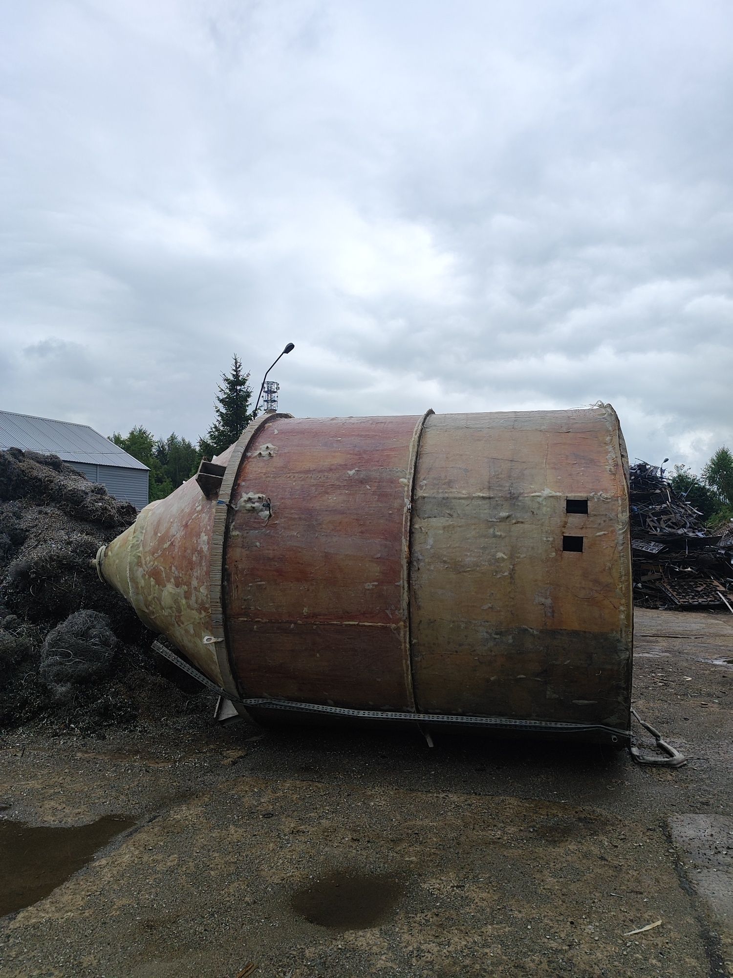 Ogromny Silos stalowy