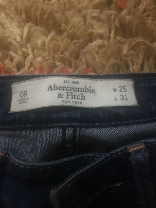 Spodnie Abercombie&Fitch z dziurami