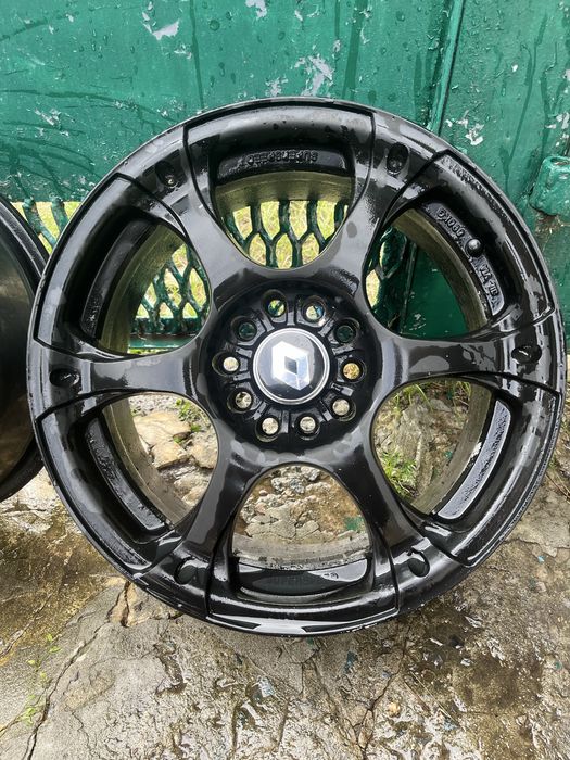 Диски з іграми і титани на рено