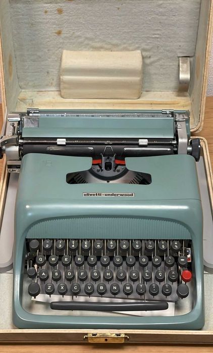 Máquina de escrever Olivetti,  com mala de mão