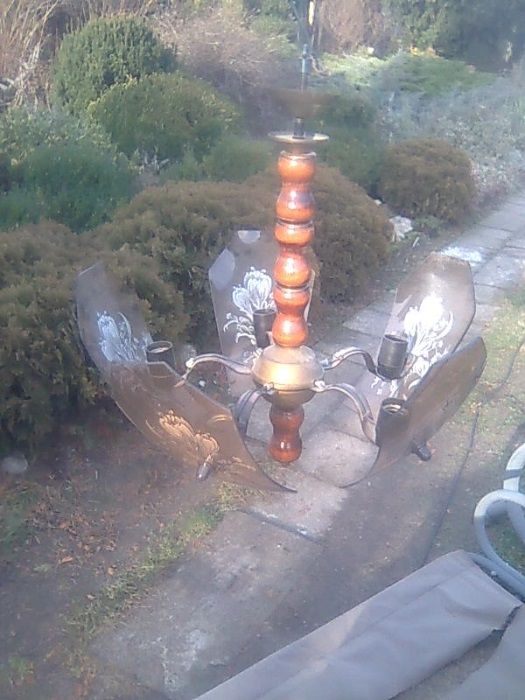Żyrandol z drewna i mosiądzu