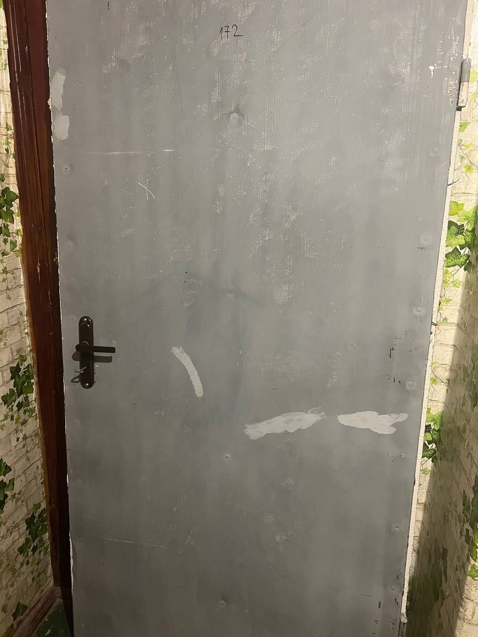 Дверь из металла  размером 2 на 1 метр