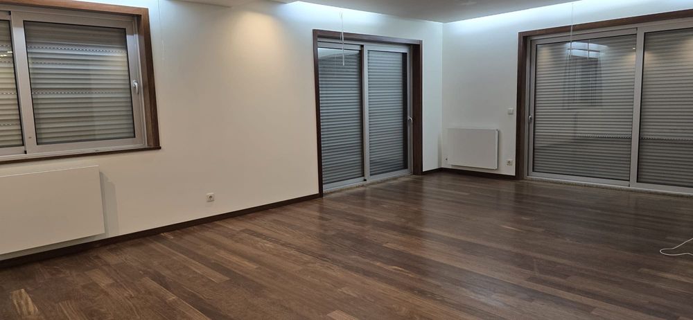 Apartamento T3 com varandas e garagem na Meadela