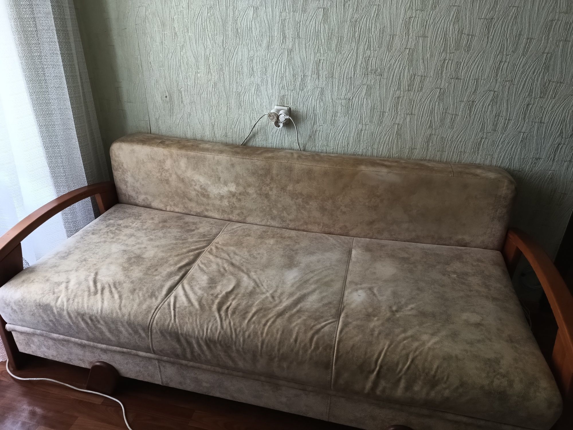 Продам великий кожаний диван