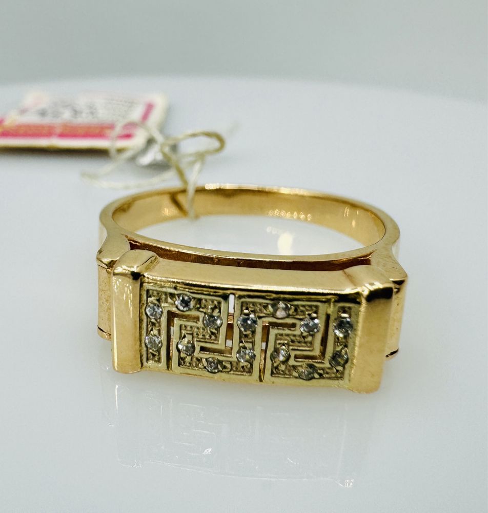 Кольцо золотое с цирконами 585