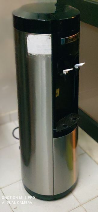 Máquina de água (bebedouro) em aço inox (água fria, quente e natural)