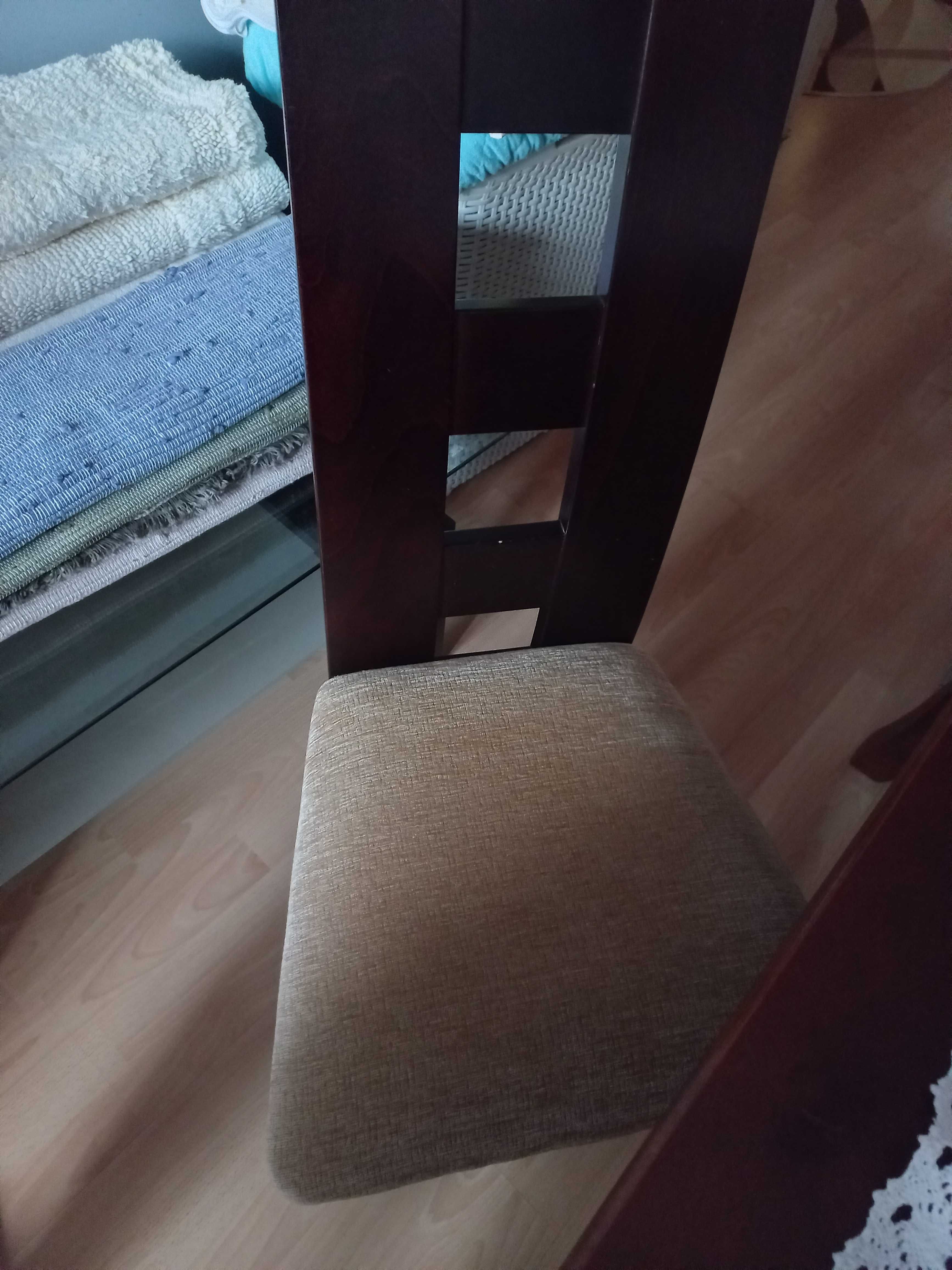 Sprzedam  stół na 4 osoby i krzesla do pokoju