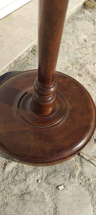 Candeeiro de pé alto