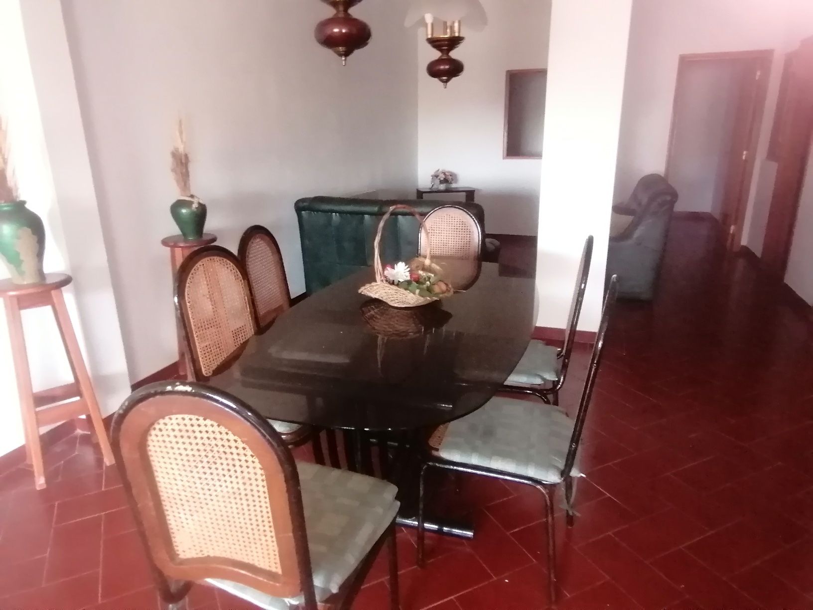 Mesa de sala c/6 cadeiras e sofás em pele