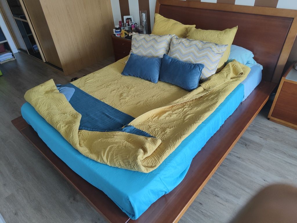 Cama com estrado