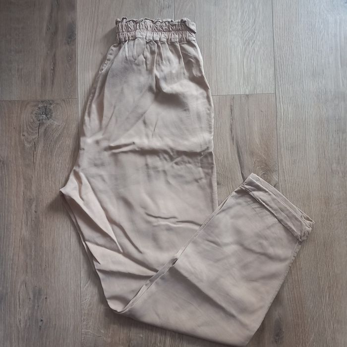 Beżowe spodnie paperbag chinos baggy Stradivarius r.M
