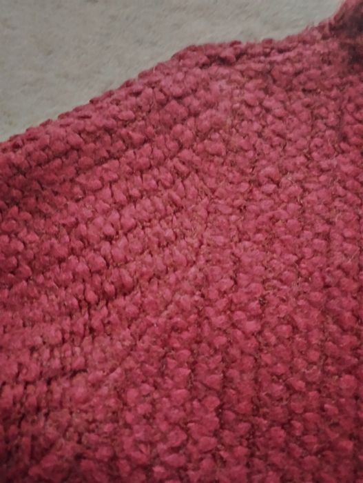 Damski sweter bordo.