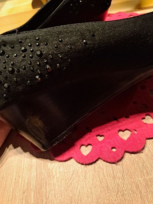 Czarne buty na lekkiej koturnie