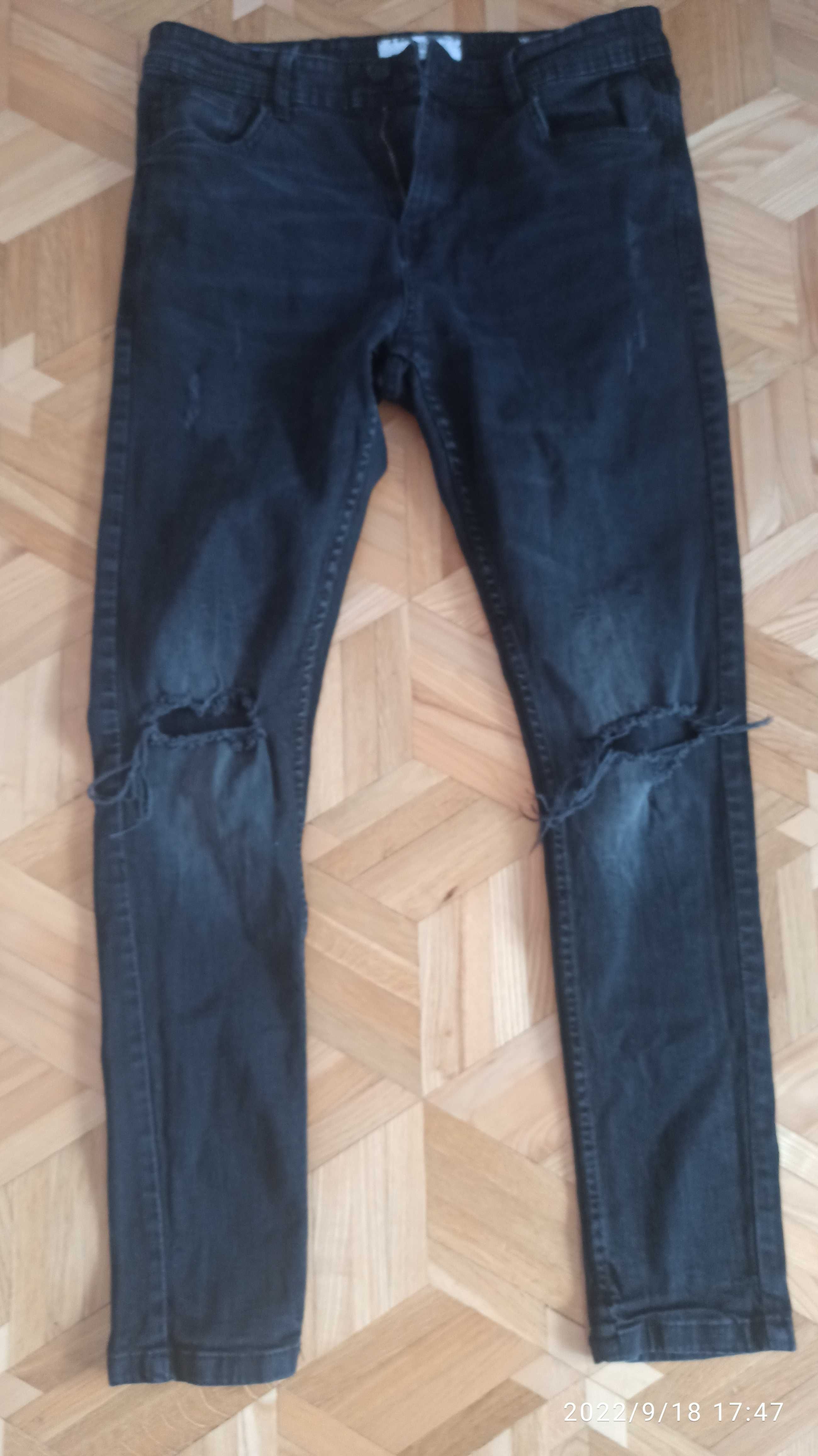 Spodnie czarne, jeans, z dziurami na kolanach