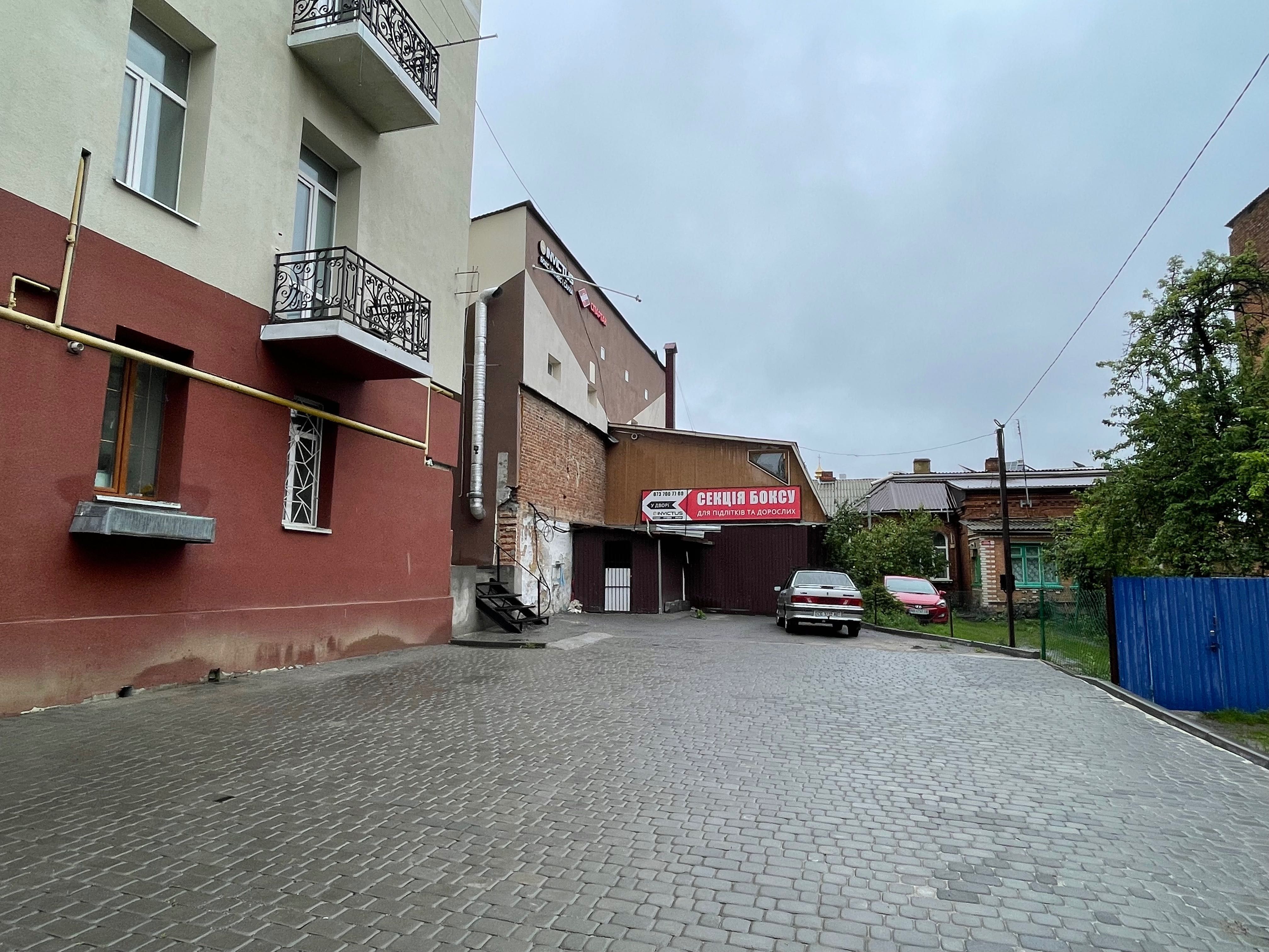 Окрема будівля з власною парковкою в центрі міста
