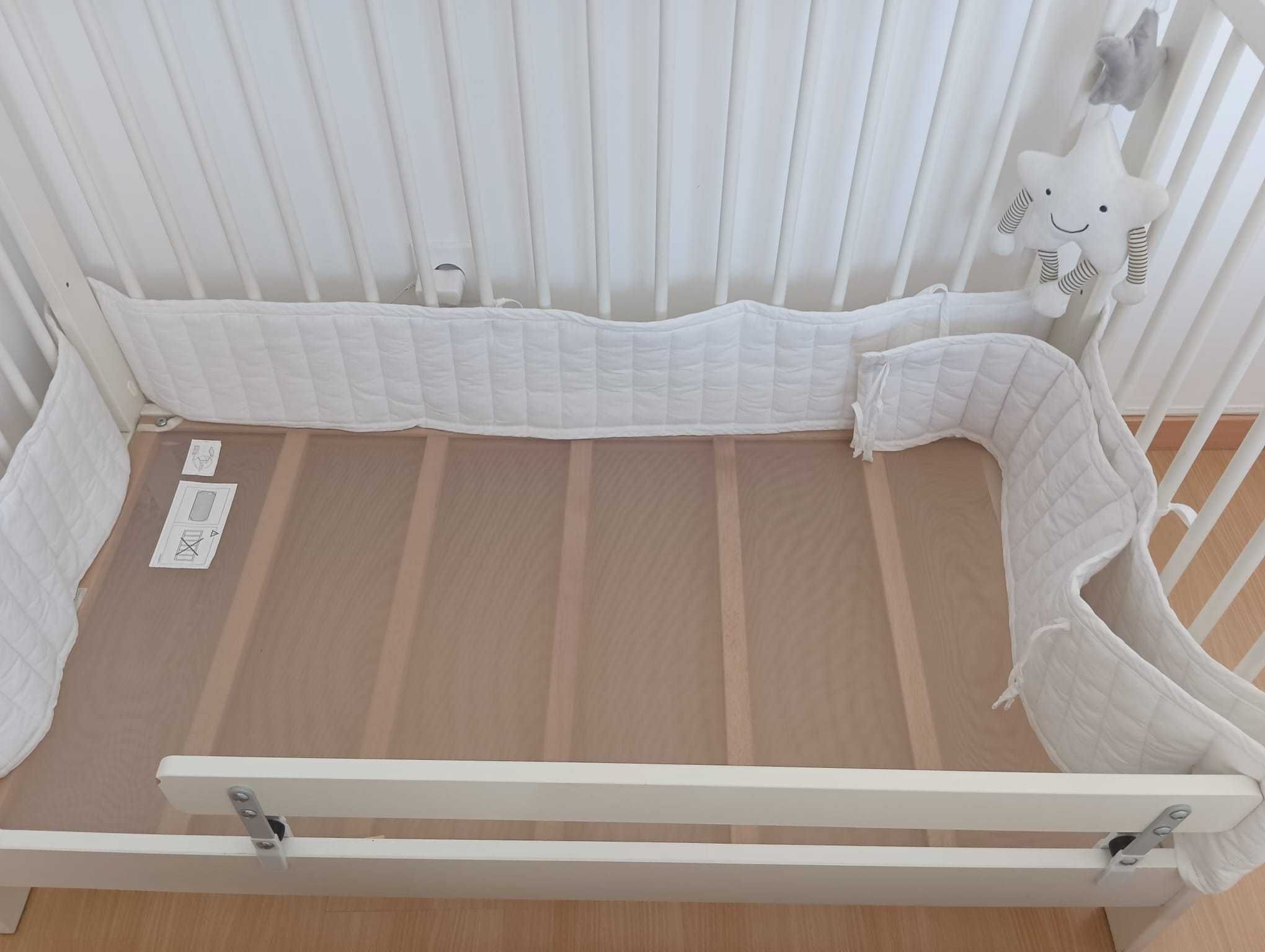 Cama, berço de bebé com colchão (protetor de colchão)