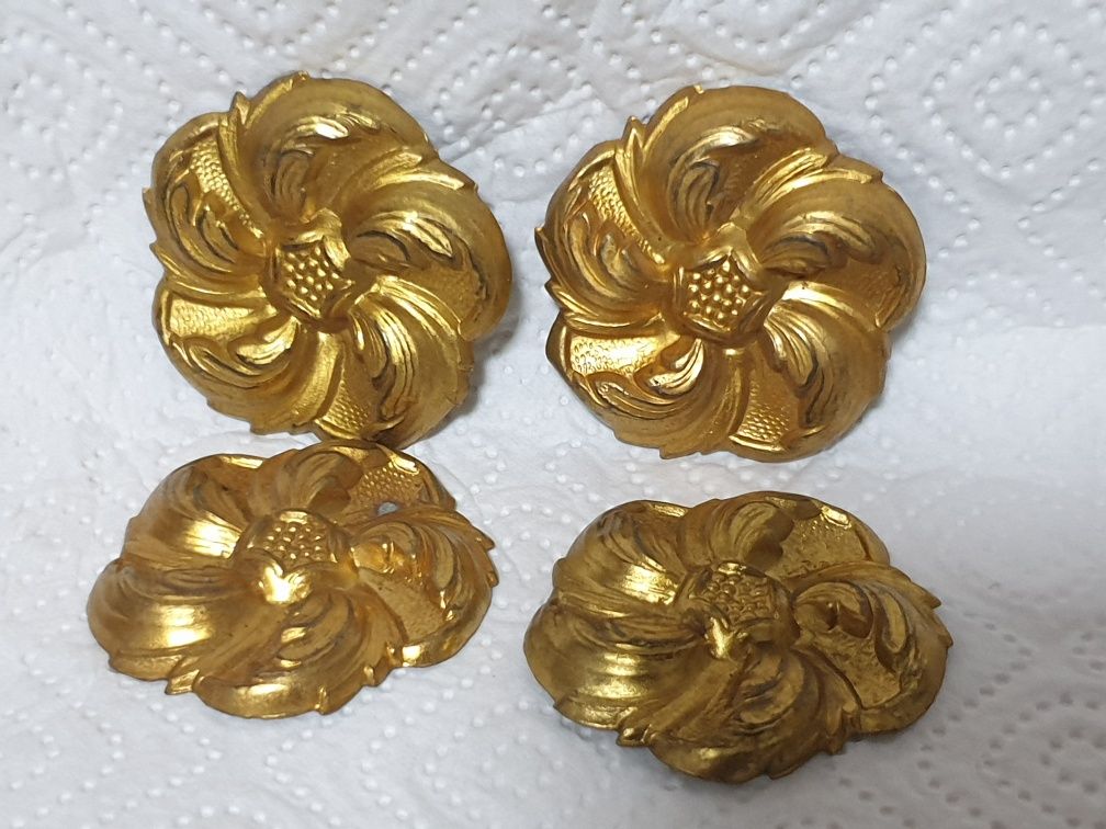 Conjunto de 4 antigas aplicações "Flores" douradas