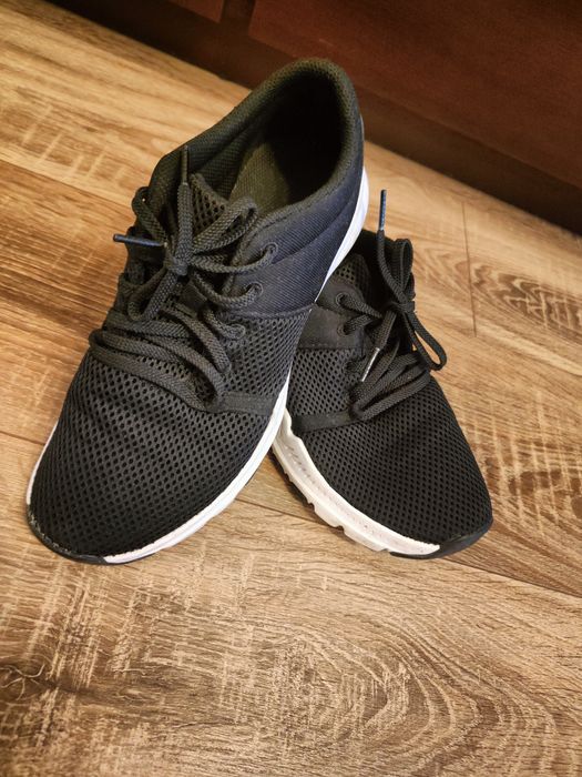 Czarne buty sportowe