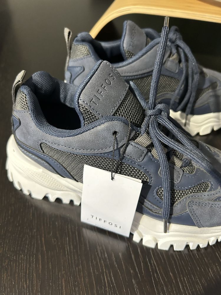 Tenis tiffosi novos