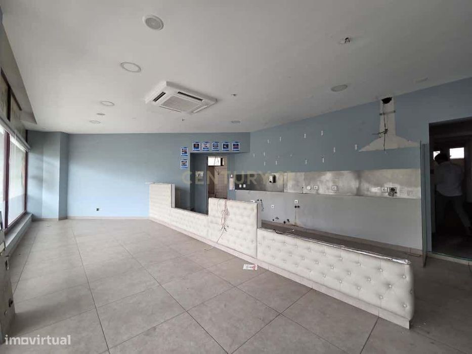 Loja com 102m2 possivel de converter em habitação junto á estação de c