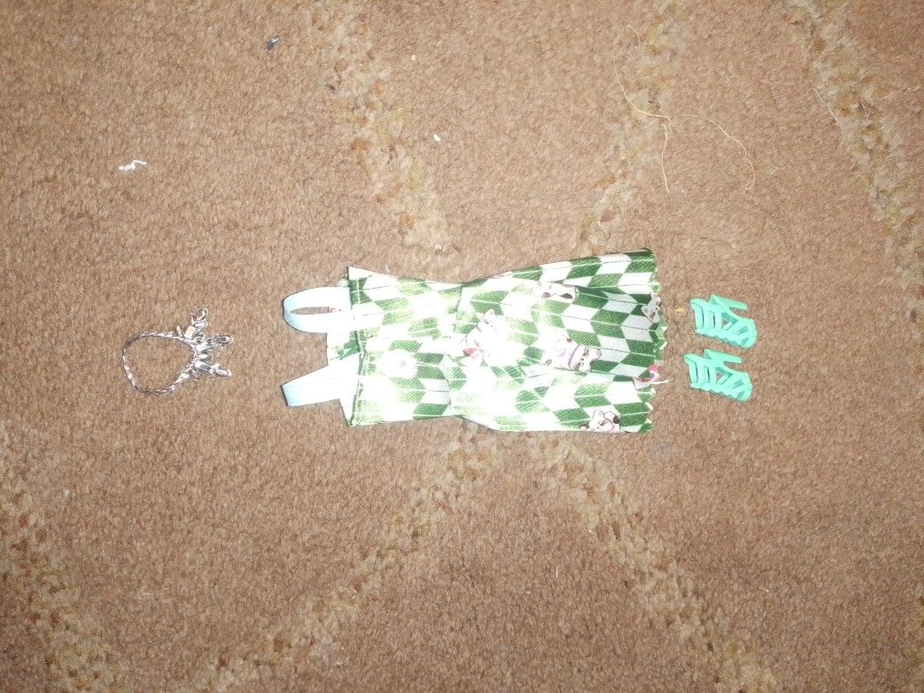 Vestido com acessórios para bonequinha